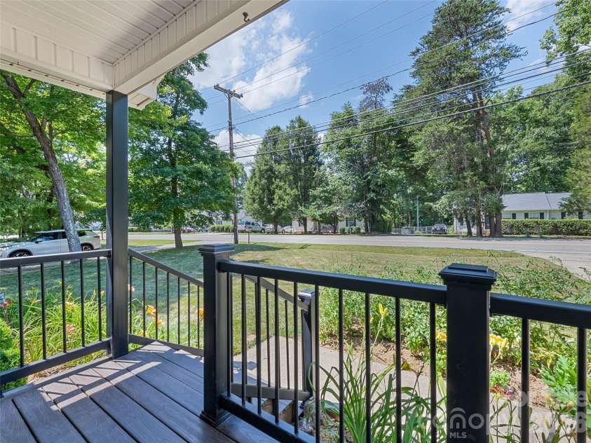 515 Westover Drive, High Point, NC 27265.  MLS# CAR4396607, YatesRealty ID 35311. 