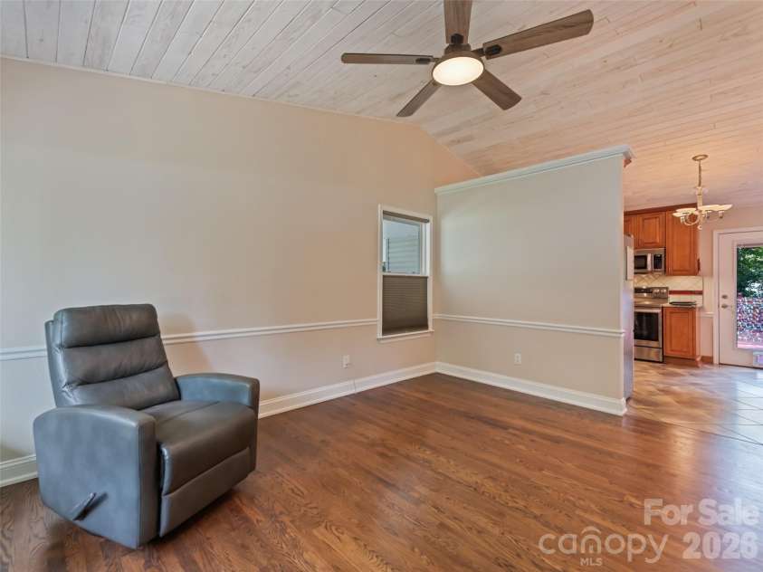515 Westover Drive, High Point, NC 27265.  MLS# CAR4396607, YatesRealty ID 35311. 