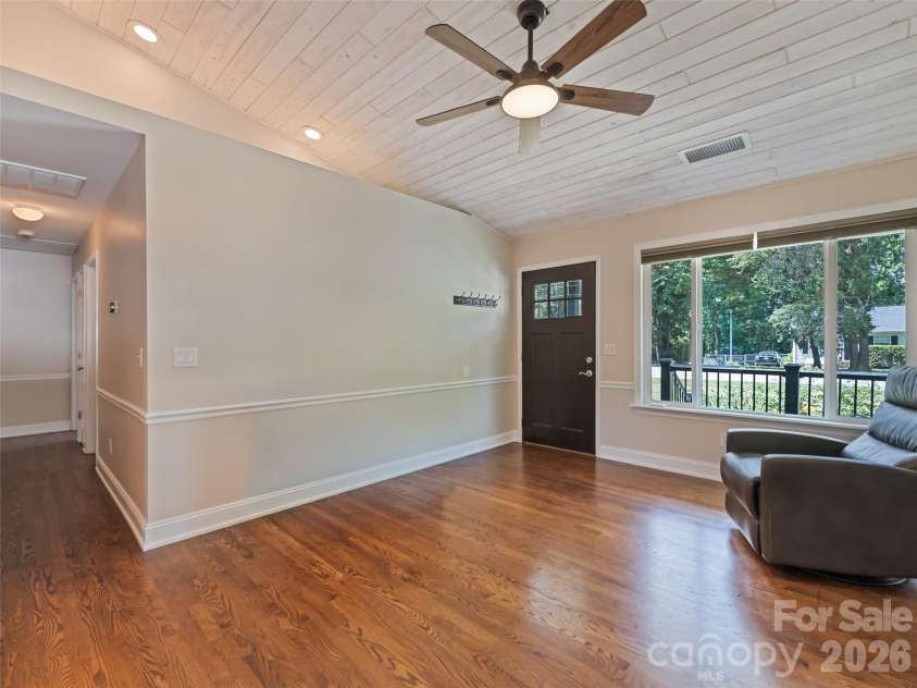 515 Westover Drive, High Point, NC 27265.  MLS# CAR4396607, YatesRealty ID 35311. 