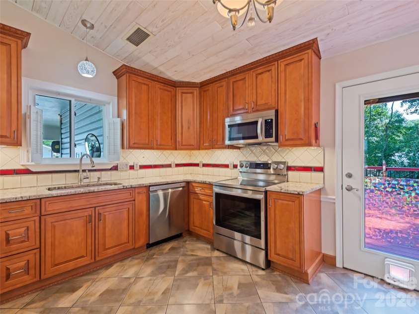 515 Westover Drive, High Point, NC 27265.  MLS# CAR4396607, YatesRealty ID 35311. 