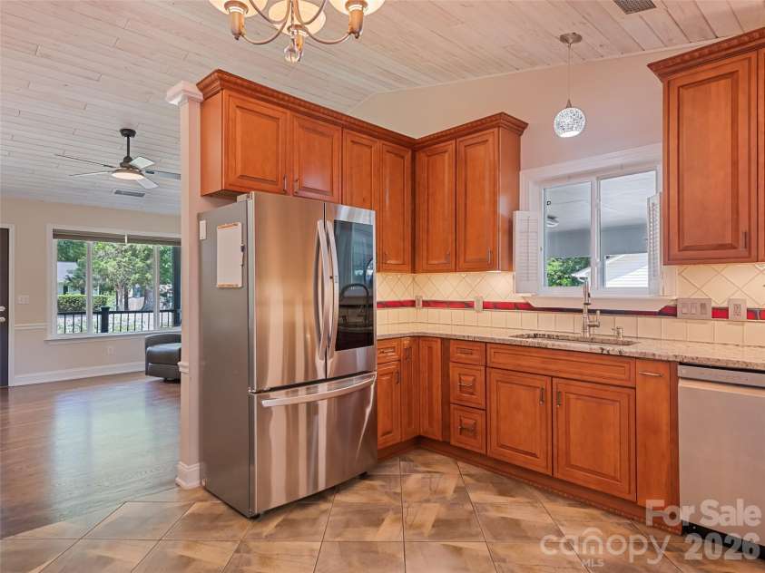 515 Westover Drive, High Point, NC 27265.  MLS# CAR4396607, YatesRealty ID 35311. 