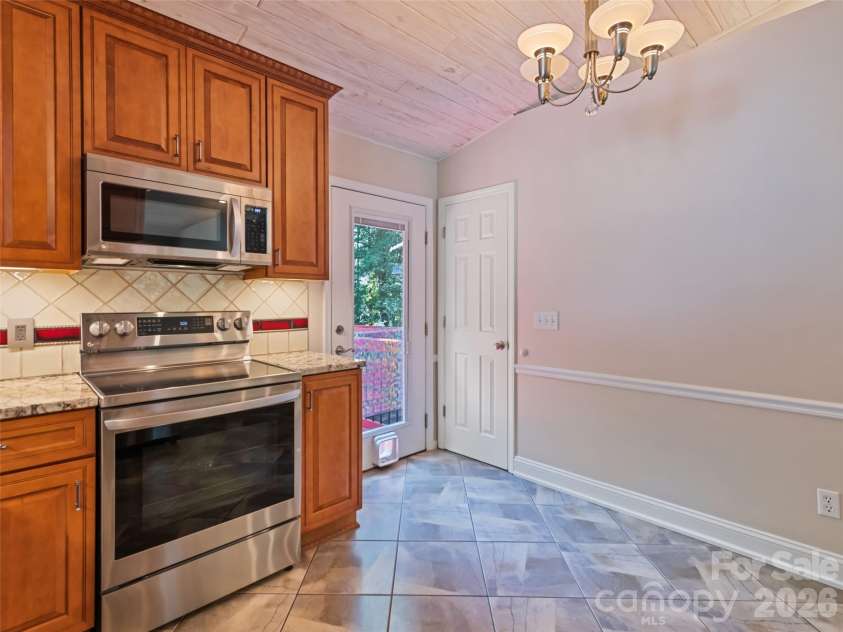 515 Westover Drive, High Point, NC 27265.  MLS# CAR4396607, YatesRealty ID 35311. 