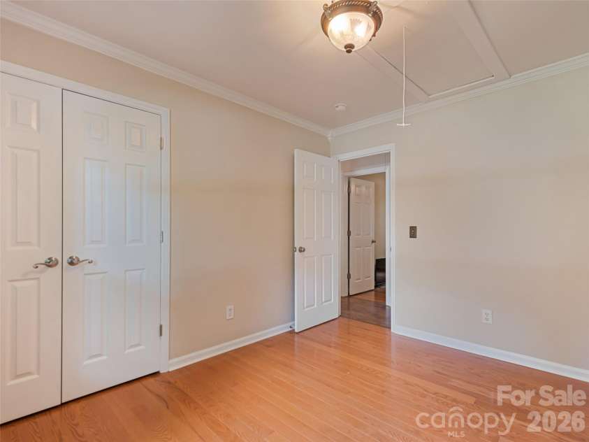 515 Westover Drive, High Point, NC 27265.  MLS# CAR4396607, YatesRealty ID 35311. 