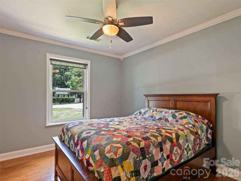 515 Westover Drive, High Point, NC 27265.  MLS# CAR4396607, YatesRealty ID 35311. 