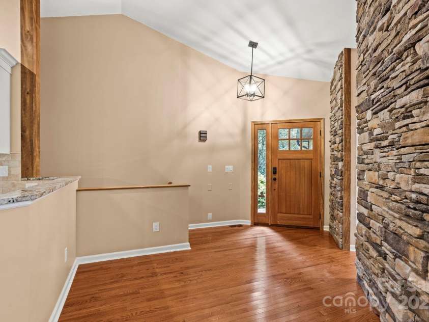 35 Mountain Lake Drive, Hendersonville, NC 28739.  MLS# CAR4293657, YatesRealty ID 35312. 