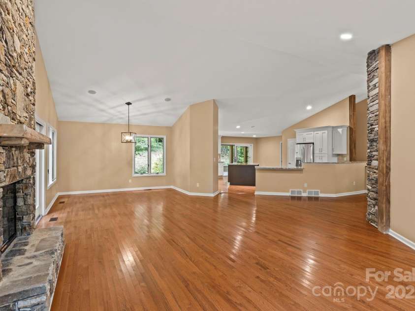 35 Mountain Lake Drive, Hendersonville, NC 28739.  MLS# CAR4293657, YatesRealty ID 35312. 