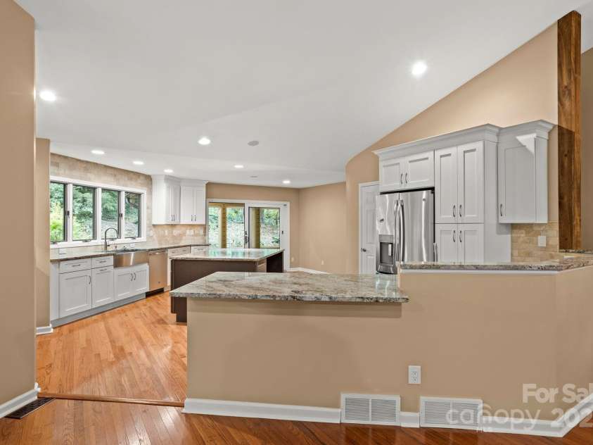 35 Mountain Lake Drive, Hendersonville, NC 28739.  MLS# CAR4293657, YatesRealty ID 35312. 