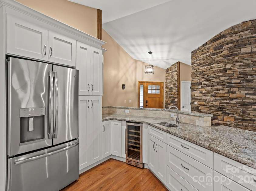 35 Mountain Lake Drive, Hendersonville, NC 28739.  MLS# CAR4293657, YatesRealty ID 35312. 