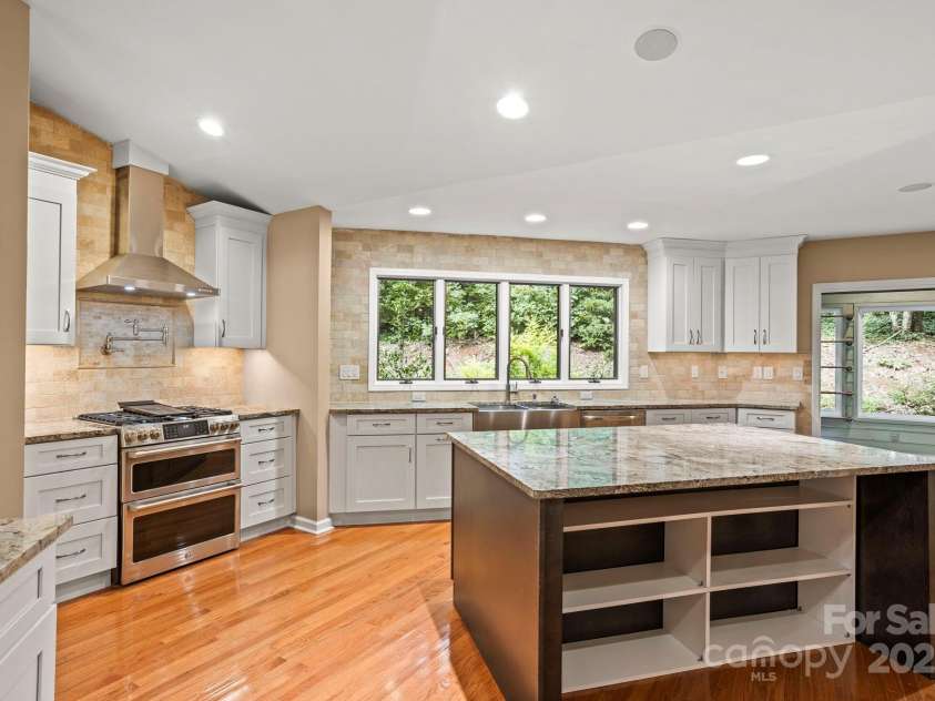 35 Mountain Lake Drive, Hendersonville, NC 28739.  MLS# CAR4293657, YatesRealty ID 35312. 
