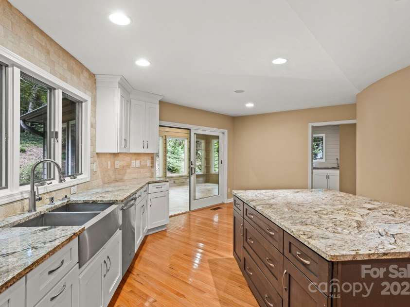 35 Mountain Lake Drive, Hendersonville, NC 28739.  MLS# CAR4293657, YatesRealty ID 35312. 