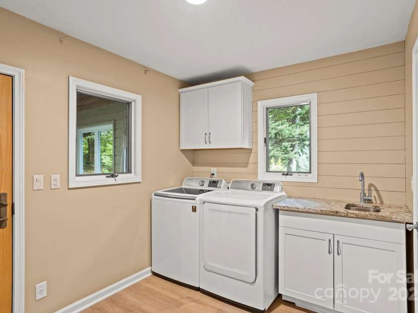 35 Mountain Lake Drive, Hendersonville, NC 28739.  MLS# CAR4293657, YatesRealty ID 35312. 