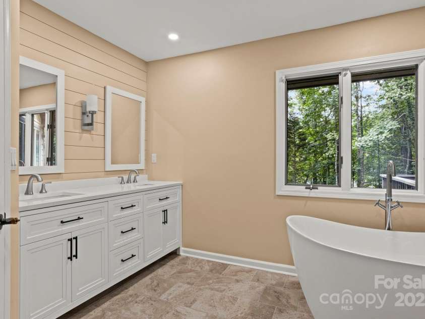 35 Mountain Lake Drive, Hendersonville, NC 28739.  MLS# CAR4293657, YatesRealty ID 35312. 