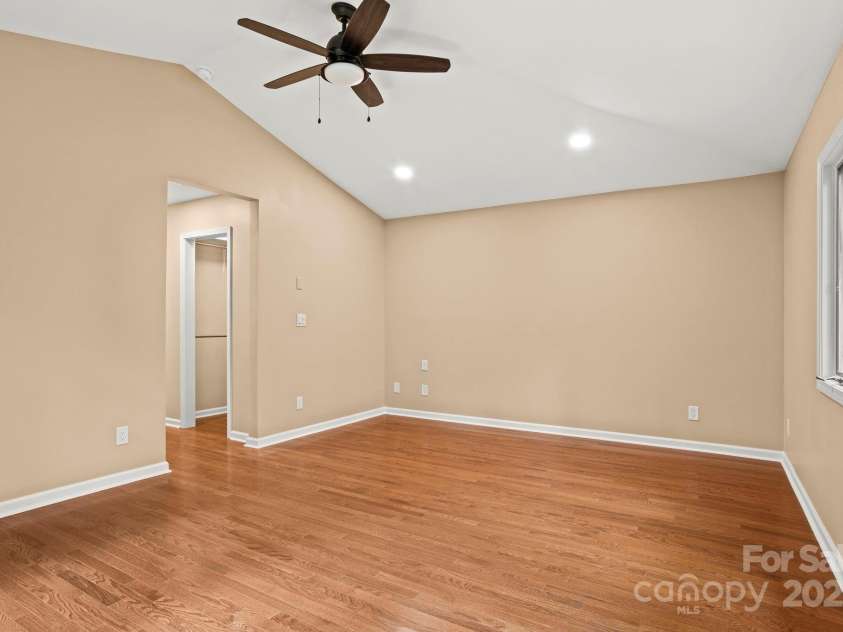 35 Mountain Lake Drive, Hendersonville, NC 28739.  MLS# CAR4293657, YatesRealty ID 35312. 