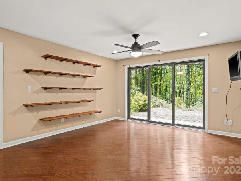 35 Mountain Lake Drive, Hendersonville, NC 28739.  MLS# CAR4293657, YatesRealty ID 35312. 