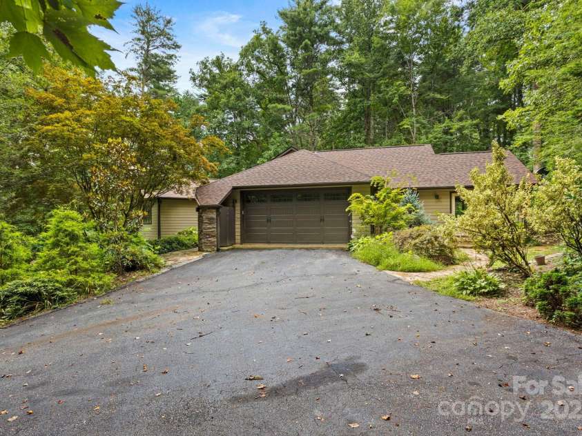 35 Mountain Lake Drive, Hendersonville, NC 28739.  MLS# CAR4293657, YatesRealty ID 35312. 