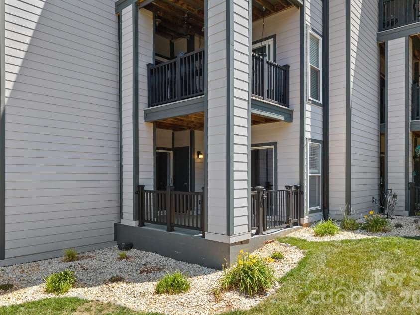 18861 Vineyard Point Lane, Cornelius, NC 28031.  MLS# CAR4384081, YatesRealty ID 35315. 