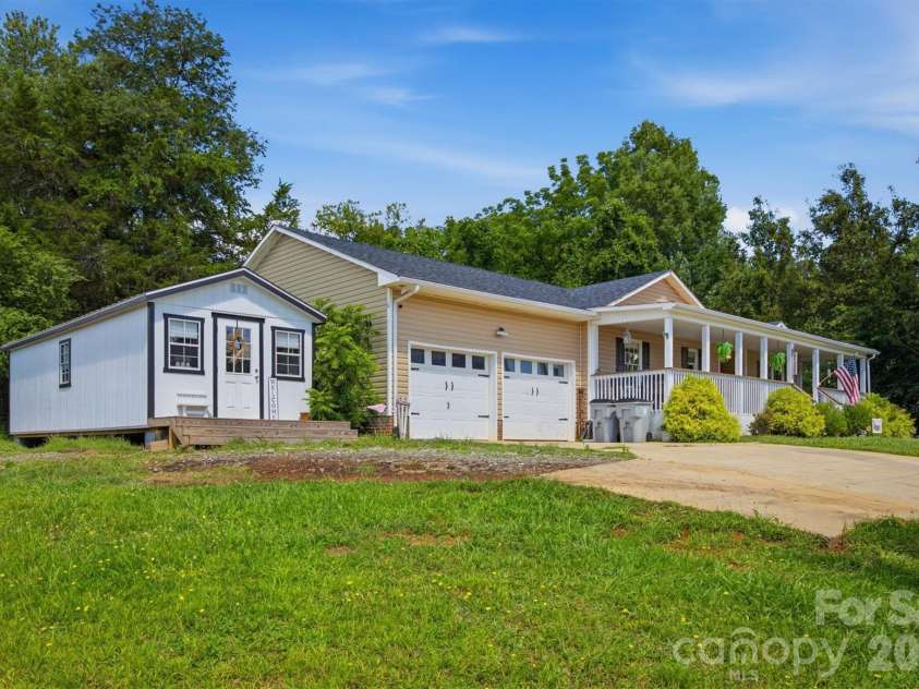 1404 Castle Court, Lenoir, NC 28645.  MLS# CAR4378866, YatesRealty ID 35316. 