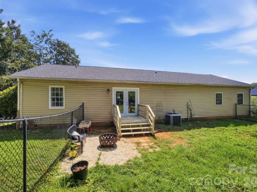 1404 Castle Court, Lenoir, NC 28645.  MLS# CAR4378866, YatesRealty ID 35316. 