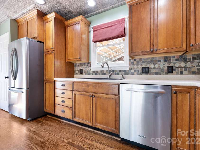 207 Jonestown Road, Asheville, NC 28804.  MLS# CAR4282927, YatesRealty ID 35316. 