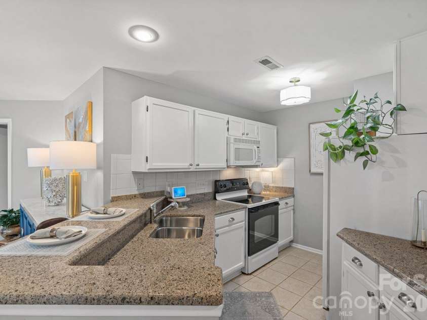 18845 Vineyard Point Lane, Cornelius, NC 28031.  MLS# CAR4384070, YatesRealty ID 35317. 