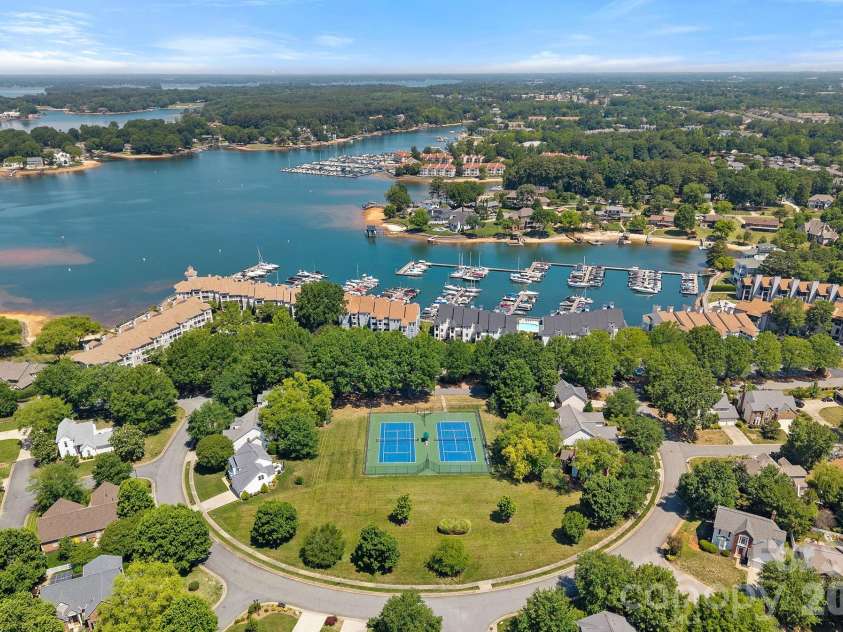 18845 Vineyard Point Lane, Cornelius, NC 28031.  MLS# CAR4384070, YatesRealty ID 35317. 