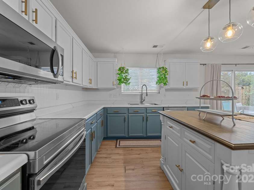 15225 Superior Street, Charlotte, NC 28273.  MLS# CAR4289557, YatesRealty ID 35318. Kitchen