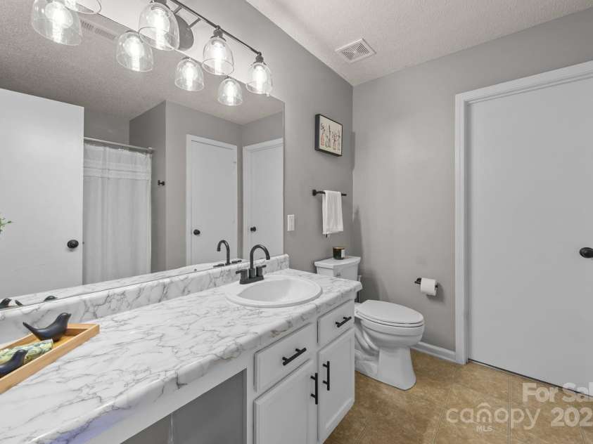 15225 Superior Street, Charlotte, NC 28273.  MLS# CAR4289557, YatesRealty ID 35318. Primary Bath