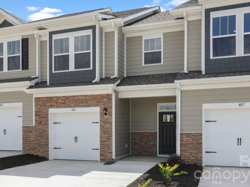 405 Creekview Road, Hendersonville, NC 28792.  MLS# CAR4389010, YatesRealty ID 35318. 