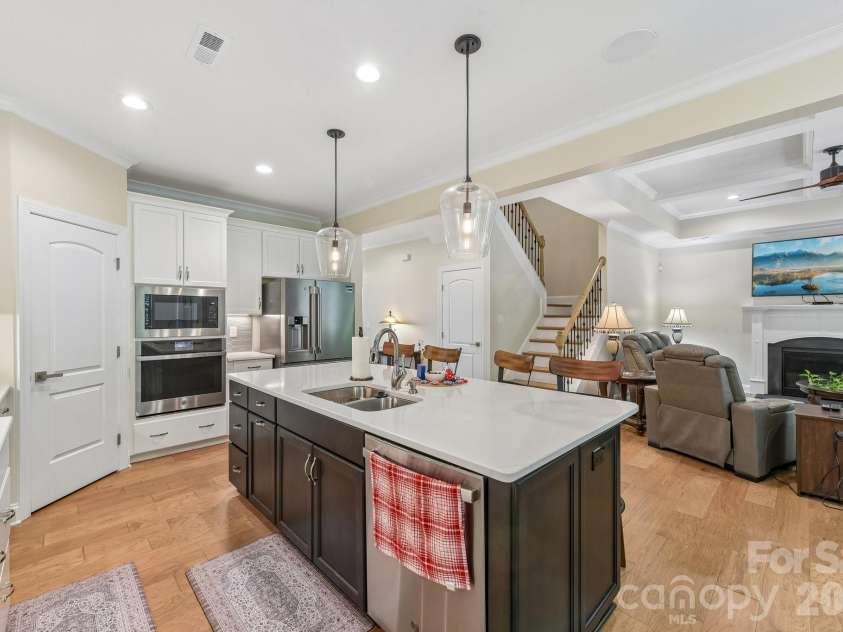 9833 Ardley Park Way, Charlotte, NC 28227.  MLS# CAR4392507, YatesRealty ID 35319. 