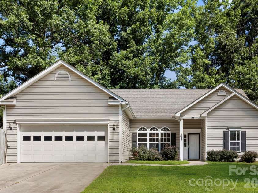 8011 Maxwelton Drive, Huntersville, NC 28078.  MLS# CAR4390521, YatesRealty ID 35321. 