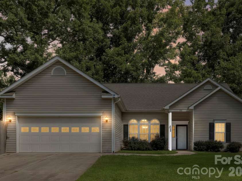 8011 Maxwelton Drive, Huntersville, NC 28078.  MLS# CAR4390521, YatesRealty ID 35321. 