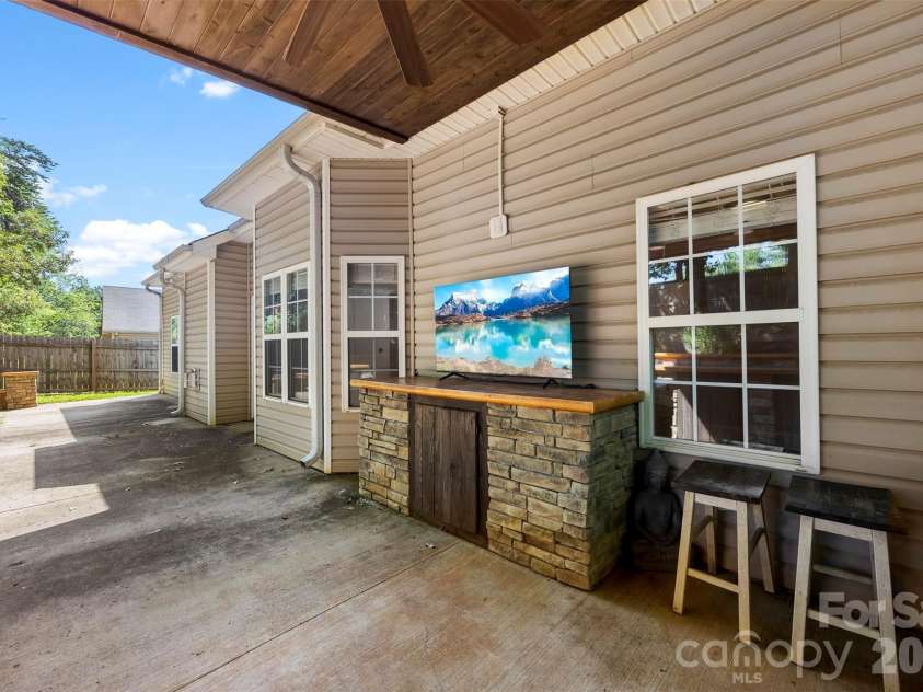 8011 Maxwelton Drive, Huntersville, NC 28078.  MLS# CAR4390521, YatesRealty ID 35321. 