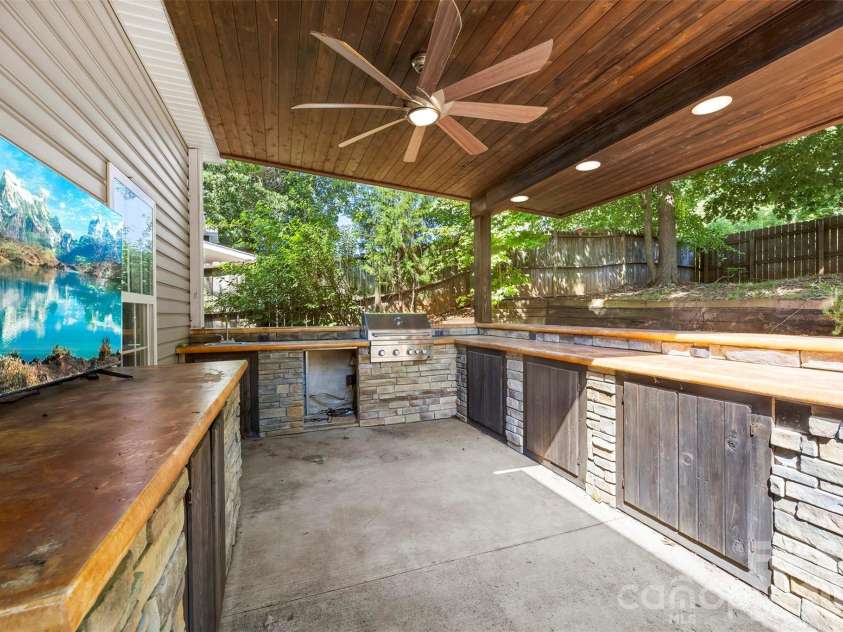 8011 Maxwelton Drive, Huntersville, NC 28078.  MLS# CAR4390521, YatesRealty ID 35321. Covered with ceiling fan