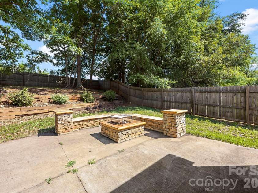 8011 Maxwelton Drive, Huntersville, NC 28078.  MLS# CAR4390521, YatesRealty ID 35321. Gas Fire Pit