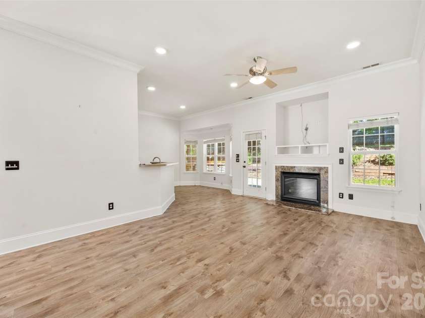 8011 Maxwelton Drive, Huntersville, NC 28078.  MLS# CAR4390521, YatesRealty ID 35321. Open living room floor plan