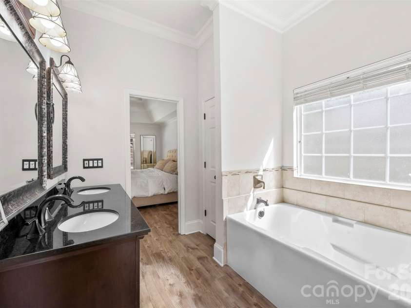 8011 Maxwelton Drive, Huntersville, NC 28078.  MLS# CAR4390521, YatesRealty ID 35321. Primary Bathroom