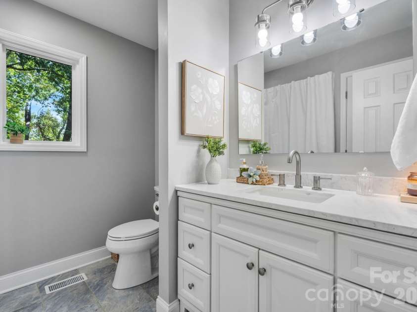 151 Harbourtown Drive, Kings Mountain, NC 28086.  MLS# CAR4400164, YatesRealty ID 35323. 2nd Full Bath