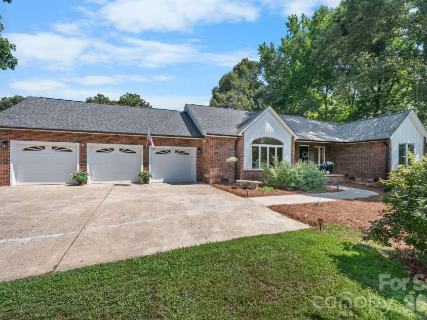 151 Harbourtown Drive, Kings Mountain, NC 28086.  MLS# CAR4400164, YatesRealty ID 35323. 3 Car Garage