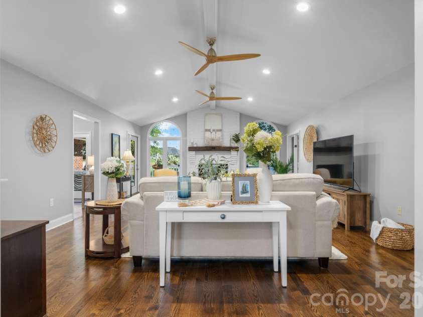 151 Harbourtown Drive, Kings Mountain, NC 28086.  MLS# CAR4400164, YatesRealty ID 35323. Great Room Entry