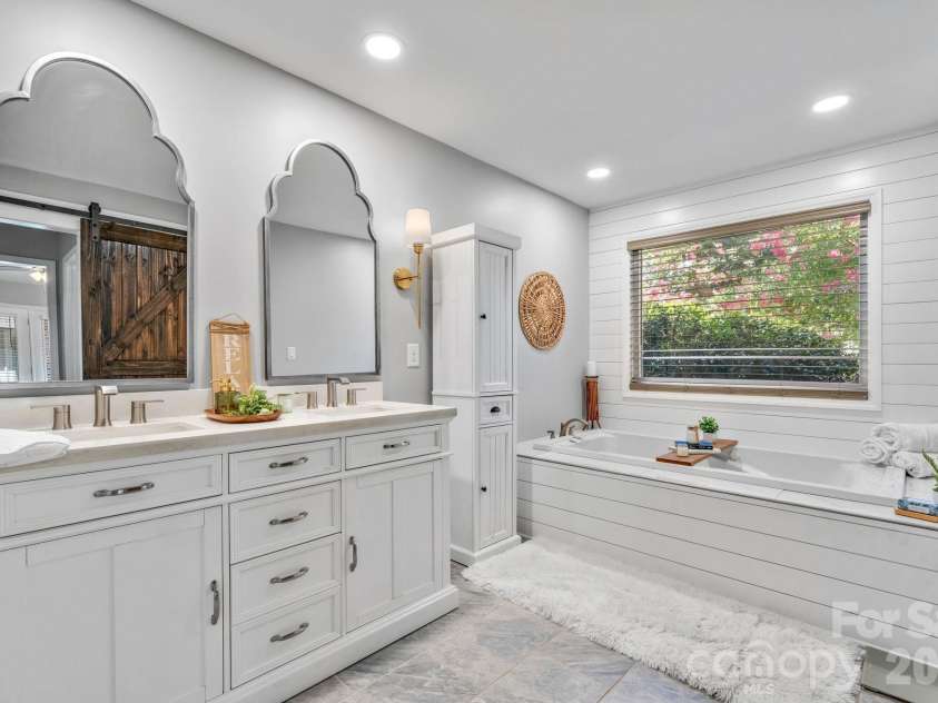 151 Harbourtown Drive, Kings Mountain, NC 28086.  MLS# CAR4400164, YatesRealty ID 35323. Primary Ensuite