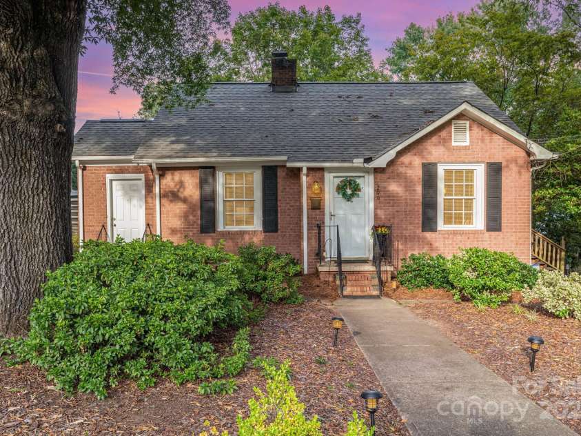 206 Stewart Avenue, Mooresville, NC 28115.  MLS# CAR4297420, YatesRealty ID 35326. 