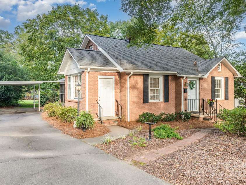 206 Stewart Avenue, Mooresville, NC 28115.  MLS# CAR4297420, YatesRealty ID 35326. 