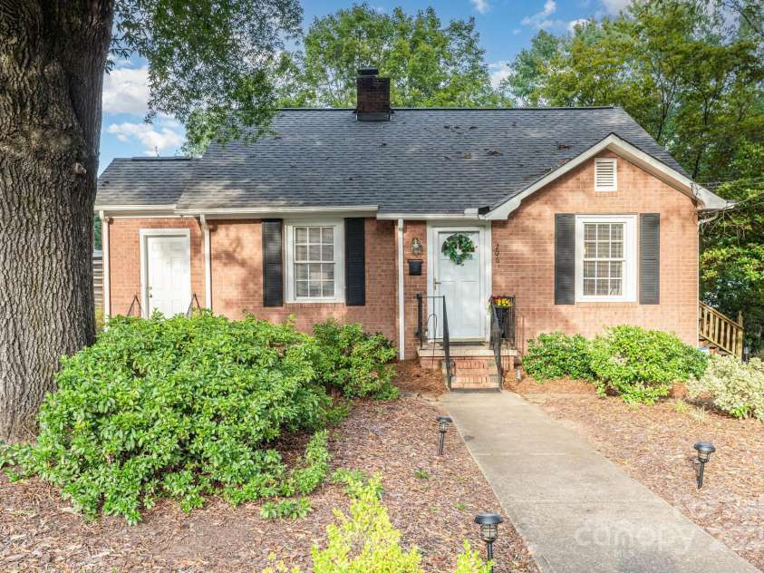 206 Stewart Avenue, Mooresville, NC 28115.  MLS# CAR4297420, YatesRealty ID 35326. 