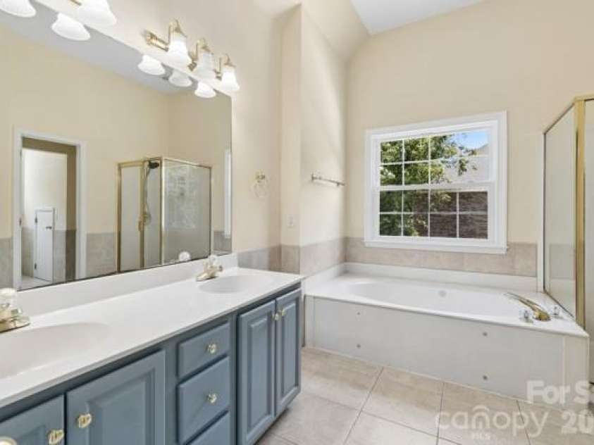 2328 Howerton Court, Charlotte, NC 28270.  MLS# CAR4388692, YatesRealty ID 35327. Primary Bath