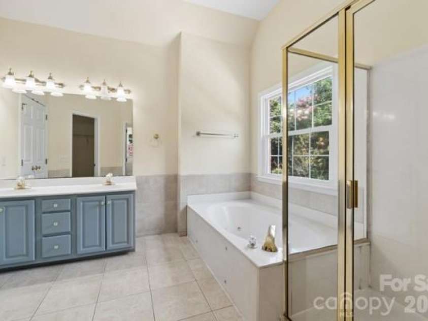 2328 Howerton Court, Charlotte, NC 28270.  MLS# CAR4388692, YatesRealty ID 35327. Primary Bath