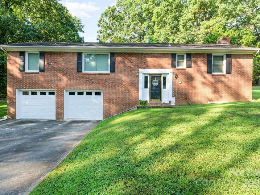 525 Englewood Street, Concord, NC 28025.  MLS# CAR4292067, YatesRealty ID 35330. 