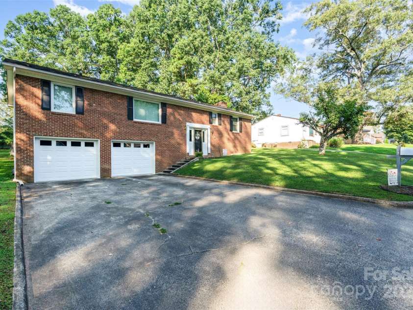 525 Englewood Street, Concord, NC 28025.  MLS# CAR4292067, YatesRealty ID 35330. 