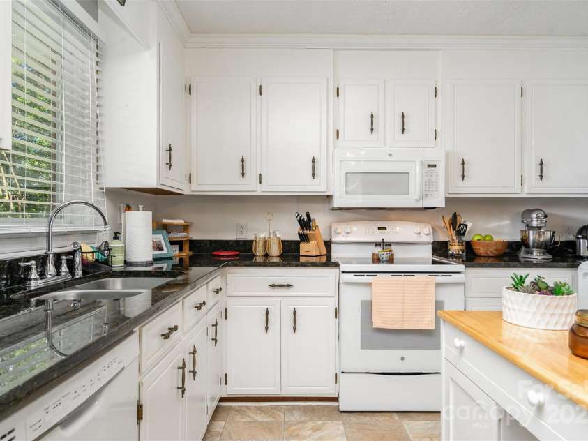 525 Englewood Street, Concord, NC 28025.  MLS# CAR4292067, YatesRealty ID 35330. 