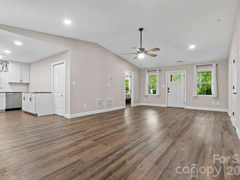 317 Jackson Place, Matthews, NC 28104.  MLS# CAR4398222, YatesRealty ID 35332. 