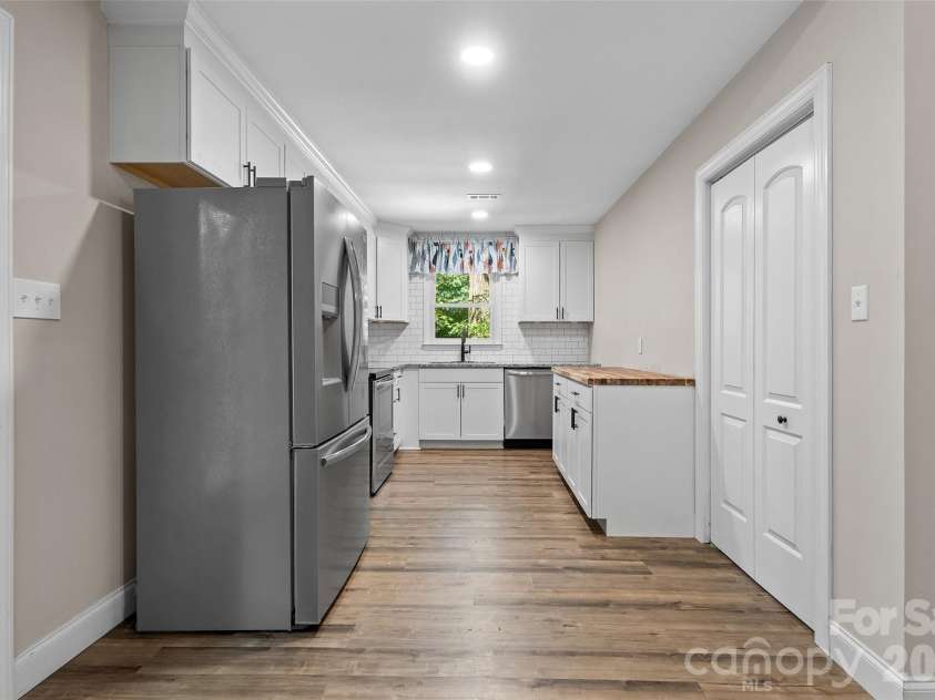 317 Jackson Place, Matthews, NC 28104.  MLS# CAR4398222, YatesRealty ID 35332. 